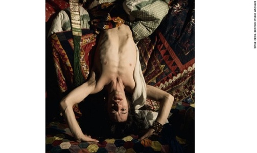 Fotografii de la filmările controversatului ”Performance”, cu Mick Jagger, nepublicate timp de 46 de ani au fost expuse la Sotheby's