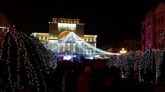 Mii de timişoreni, la deschiderea Târgului de Crăciun şi la aprinderea iluminatului festiv de sărbători