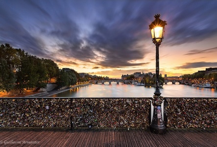 Lacătele de pe Podul Artelor din Paris vor fi vândute la licitaţie în beneficiul refugiaţilor din Europa