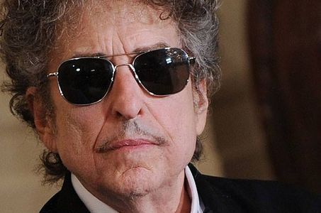 Bob Dylan a transmis Academiei Suedeze un mesaj în care a asemănat premiul Nobel pentru literatură cu aselenizarea