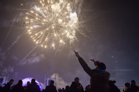 LA MULŢI ANI, 2017! Mii de români s-au adunat în pieţele din centrul oraşelor pentru a sărbători trecerea în noul an. GALERIE FOTO