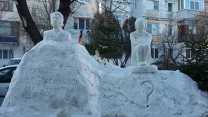 Un gălăţean a sculptat în zăpada dintre blocuri bustul lui Eminescu şi o replică a statuii "Cuminţenia Pământului” - FOTO