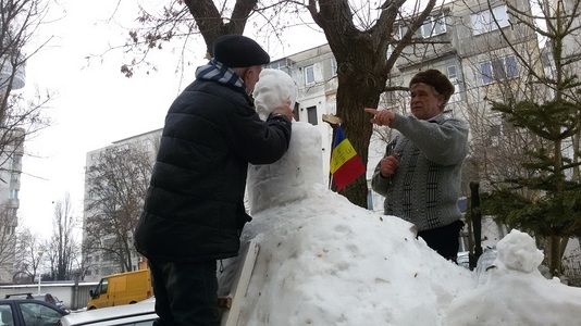 Galaţi: Alexandru Ioan Cuza, sculptat în zăpadă de bărbatul care a mai realizat un bust al lui Eminescu şi o replică a statuii ”Cuminţenia Pământului” - FOTO

