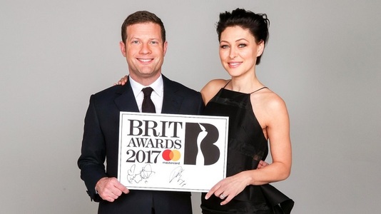 Dermot O'Leary şi Emma Willis vor prezenta gala BRIT Awards 2017
