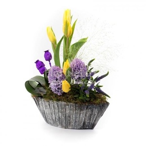 O colecţie de aranjamente şi de buchete din lalele şi flori exotice, creată special pentru Mărţişor de un florist olandez 