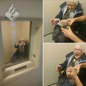 O femeie olandeză în vârstă de 99 de ani şi-a îndeplinit visul de a fi încătuşată în arestul unei secţii de poliţie