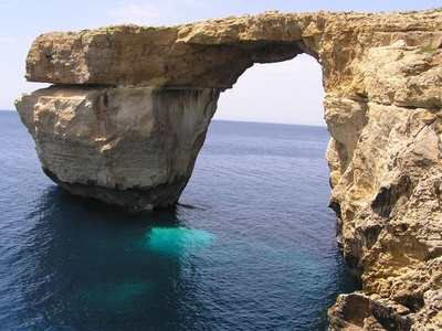 Fereastra de Azur, unul dintre cele mai populare obiective turistice naturale din Malta, s-a prăbuşit în mare
