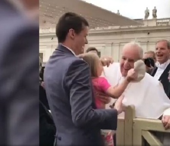 O fetiţă în vârstă de trei ani s-a întâlnit cu papa Francisc şi a încercat să îi ”fure” boneta papală. VIDEO