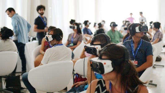 Festivalul de Film de la Veneţia va lansa o secţiune competitivă dedicată producţiilor VR