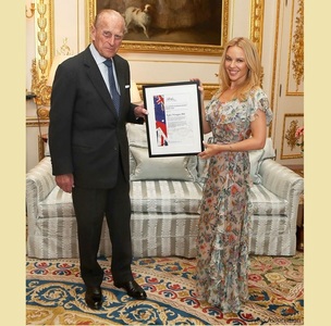 Kylie Minogue a fost premiată de prinţul Philip şi a primit titlul de ambasador cultural al Marii Britanii