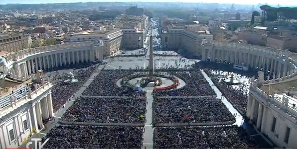 Duminica Floriilor: Papa Francisc a oficiat o slujbă la Vatican în faţa unei mulţimi impresionante. VIDEO