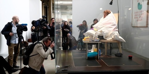Artistul care ”cloceşte” ouă de găină într-un muzeu parizian are motive de bucurie: primul pui a eclozat marţi