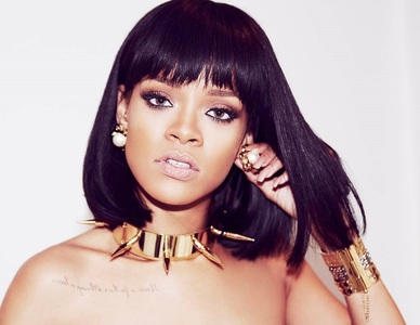 Rihanna a fost acuzată de ”lipsă de respect” după ce a publicat pe internet fotografii ale reginei Elizabeth a II-a modificate în Photoshop