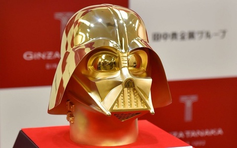 O mască din aur creată după modelul celei purtate de Darth Vader în ”Star Wars”, pusă în vânzare contra sumei de 1,3 milioane de dolari