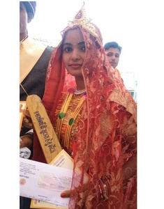 Cadouri de nuntă insolite - Sute de mirese din India au primit bâte din lemn pentru a se apăra de abuzurile soţilor