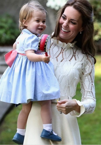 Prinţesa Charlotte şi mama ei, ducesa de Cambridge, la o petrecere în Canada (Foto: Twitter)