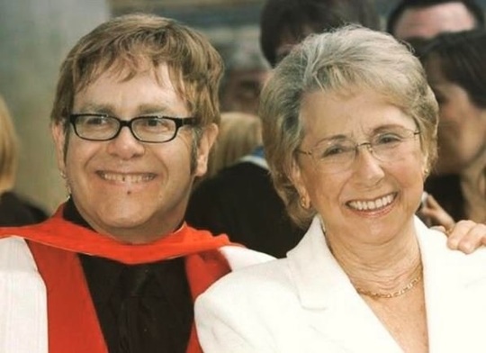 Elton John şi mama lui (Foto: Twitter)