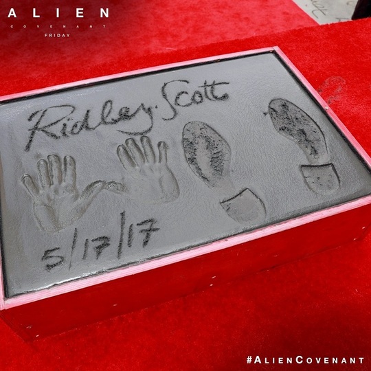 Amprentele în ciment lăsate de Ridley Scott (Foto: Twitter)