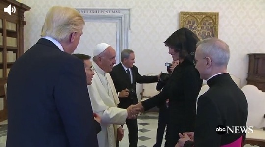 Melania Trump a purtat pe cap un voal, nu un batic, în timpul întâlnirii cu papa Francisc