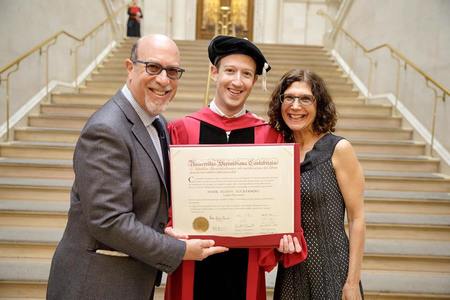 Mark Zuckerberg a primit o diplomă la Harvard, la 12 ani după ce a renunţat la cursurile universitare. FOTO