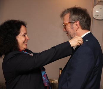 Chitaristul Eric Clapton a primit Ordinul Artelor şi Literelor, cea mai înaltă distincţie culturală a Franţei 