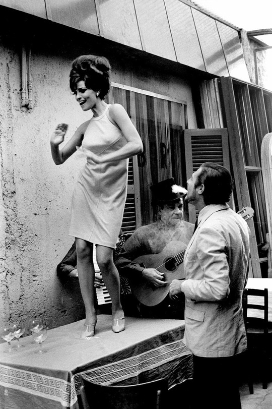 Raquel Welch şi Marcello Mastroianni (Foto: Sorci/ Camera Press)