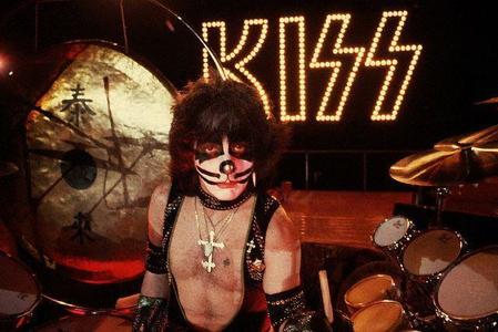 Peter Criss, toboşar şi membru fondator al grupului Kiss, a anunţat că renunţă la turnee