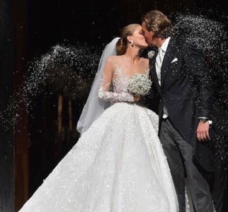 Moştenitoarea averii Swarovski s-a căsătorit într-o rochie în valoare de peste un milion de dolari, decorată cu 500.000 de cristale