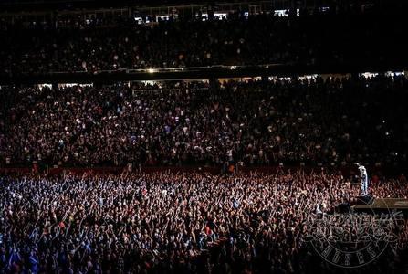 Angus Young, invitatul special al trupei Guns N'Roses la concertul din Hanovra, care a fost întrerupt de o furtună puternică. VIDEO