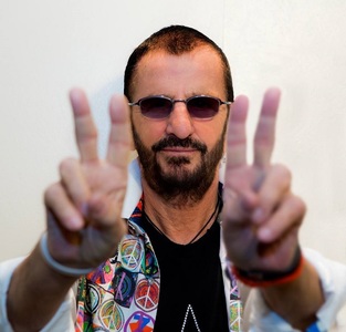 Ringo Starr a sărbătorit 77 de ani cu un cântec care celebrează dragostea
