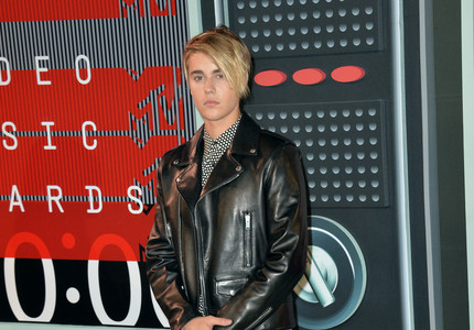 Cântăreţul Justin Bieber a lovit cu maşina un paparazzo în Beverly Hills