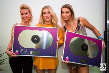 Ellie Goulding a primit la Untold triplu disc de platină pentru vânzările albumului “Halcyon” în România