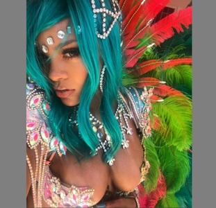 Fotografii cu Rihanna îmbrăcată cu un costum pentru Festivalul ”Crop Over” din Barbados au devenit virale 