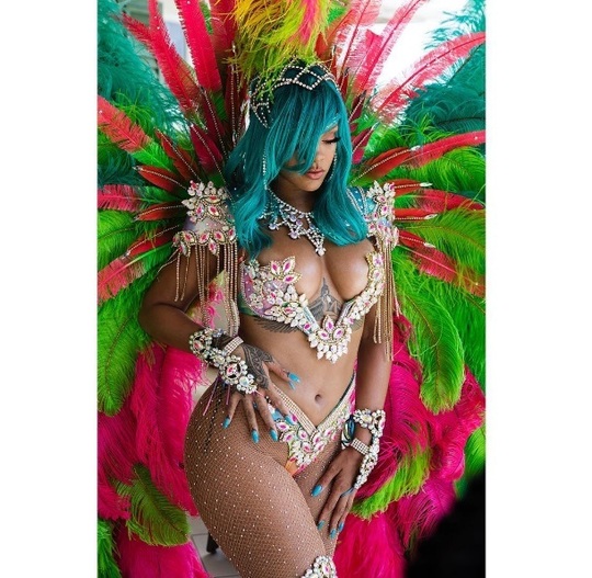 Rihanna în costumul pentru Festivalul ”Crop Over” 2017 (Foto: Instagram)