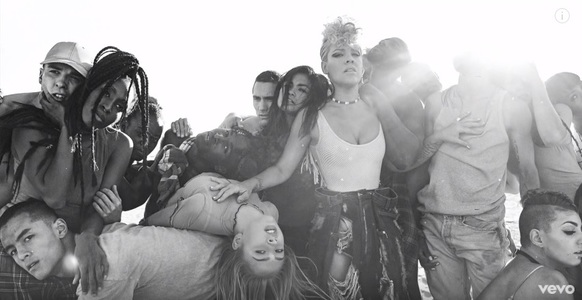 Pink a lansat o nouă melodie, ”What About Us”, primul single de pe cel de-al şaptelea album al său, care va apărea în octombrie. VIDEO