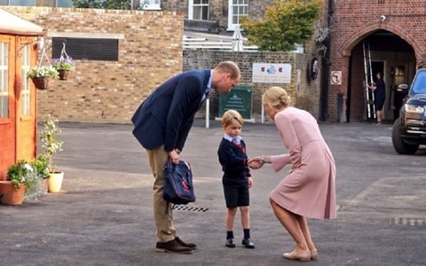 Prinţul George, condus în prima zi de şcoală doar de tatăl său. VIDEO