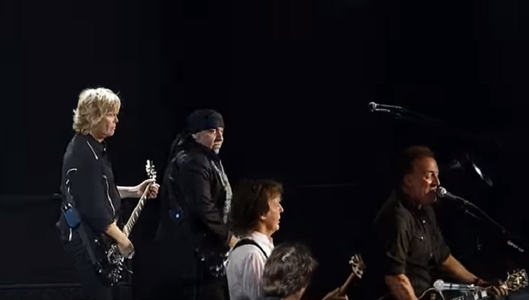 Paul McCartney şi-a început turneul ”One on One” la New York cu Bruce Springsteen şi Steven Van Zandt invitaţi surpriză - VIDEO