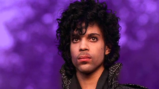 O pereche de botine cu toc purtată de Prince a fost vândută pentru 75.000 de dolari la o licitaţie din SUA