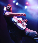 Josh Homme, solistul trupei Queens of the Stone Age, a lovit „neprovocat” şi „intenţionat” o femeie fotograf în timpul unui concert - VIDEO
