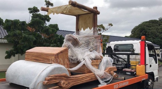 „Yabba dabba doo!”. Un sultan malaezian a primit cadou o replică în mărime naturală a maşinii personajului Fred Flintstone