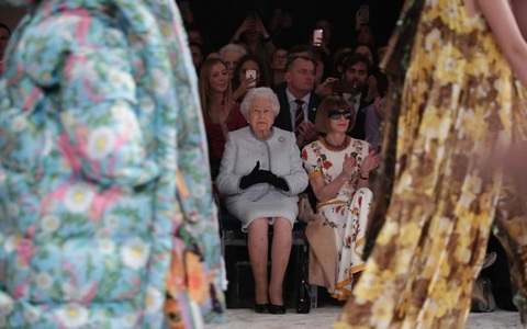 Regina Elisabeta a II-a a făcut o vizită surpriză la Săptămâna Modei de la Londra - FOTO/ VIDEO