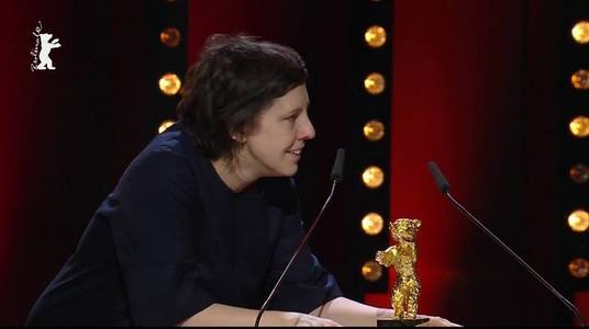 UPDATE - Berlinala 2018: "Touch Me Not/ Nu mă atinge-mă", de Adina Pintilie, a câştigat Ursul de Aur. Pelicula a obţinut şi trofeul pentru cel mai bun lungmetraj de debut. Adina Pintilie: Îi invităm pe spectatori la dialog. LISTA câştigătorilor 