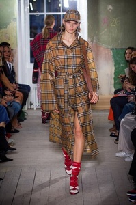 Riccardo Tisci a fost numit director de creaţie al casei britanice de modă Burberry 