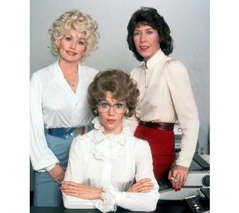 Studioul 20th Century Fox pregăteşte un remake pentru „era #MeToo” al comediei „9 To 5”, cu Dolly Parton şi Jane Fonda