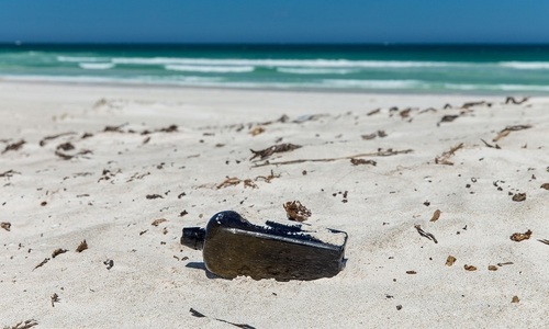 Un mesaj lansat într-o sticlă în urmă cu 132 de ani, găsit pe o plajă din Australia