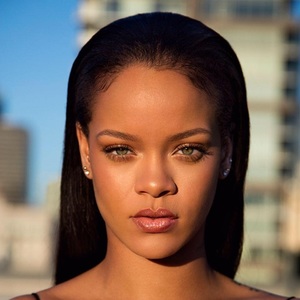 Rihanna şi-a îndemnat fanii să renunţe la Snapchat, după publicarea unei reclame care ironiza abuzul lui Chris Brown