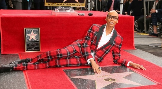 RuPaul este primul travestit care a primit o stea pe bulevardul celebrităţilor de la Hollywood