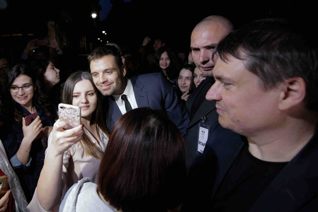 Sebastian Stan, întâmpinat cu entuziasm de fani români şi străini la Bucureşti: Trebuie să fii obsedat de actorie. Nu am avut niciodată un plan B, aşa că e pe viaţă şi pe moarte - FOTO/ VIDEO