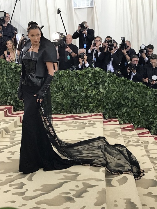 Bella Hadid. Gala Met 2018 (Foto: Twitter)