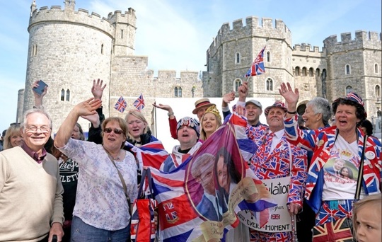 Fanii s-au îmbrăcat cu drapelul britanic (Foto: Kensington Palace Twitter)